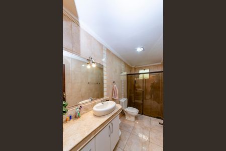 Casa à venda com 297m², 4 quartos e 4 vagasBanheiro Social 1