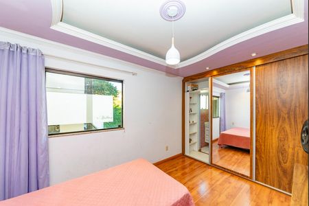 Casa à venda com 297m², 4 quartos e 4 vagasSuíte 2