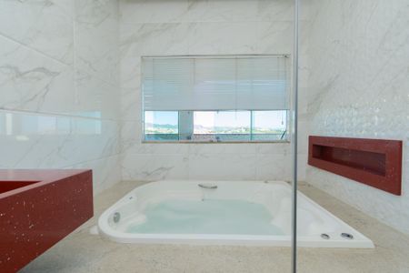 Casa à venda com 600m², 3 quartos e 7 vagas Casa à venda com 600m², 3 quartos e 7 vagasBanheiro da Suíte