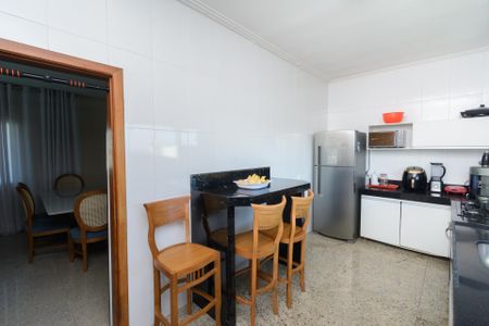 Casa à venda com 600m², 3 quartos e 7 vagas Casa à venda com 600m², 3 quartos e 7 vagasCozinha