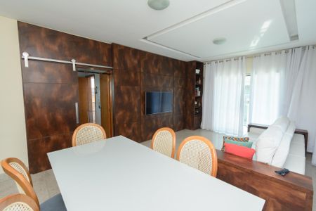 Casa à venda com 600m², 3 quartos e 7 vagas Casa à venda com 600m², 3 quartos e 7 vagasSala