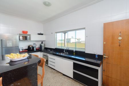 Casa à venda com 600m², 3 quartos e 7 vagas Casa à venda com 600m², 3 quartos e 7 vagasCozinha