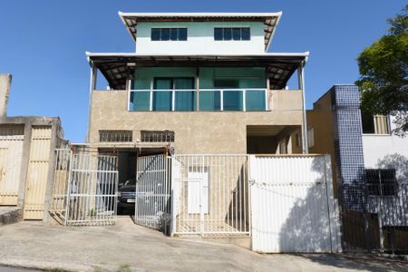 Casa à venda com 600m², 3 quartos e 7 vagas Casa à venda com 600m², 3 quartos e 7 vagasFachada