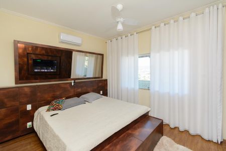 Casa à venda com 600m², 3 quartos e 7 vagas Casa à venda com 600m², 3 quartos e 7 vagasSuíte Master