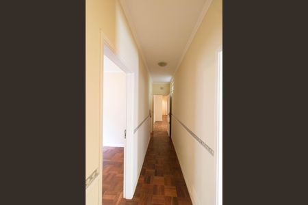 Casa à venda com 260m², 4 quartos e 2 vagas Casa à venda com 260m², 4 quartos e 2 vagasCorredor