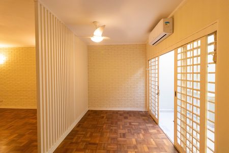 Casa à venda com 260m², 4 quartos e 2 vagas Casa à venda com 260m², 4 quartos e 2 vagasSala