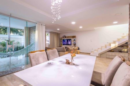 Casa de condomínio à venda com 270m², 4 quartos e 2 vagas Casa de condomínio à venda com 270m², 4 quartos e 2 vagasSala