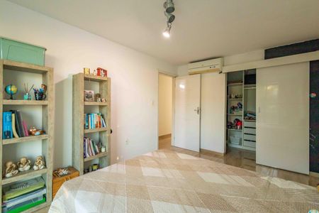 Casa de condomínio à venda com 270m², 4 quartos e 2 vagas Casa de condomínio à venda com 270m², 4 quartos e 2 vagasSuíte 2