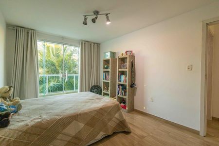 Casa de condomínio à venda com 270m², 4 quartos e 2 vagas Casa de condomínio à venda com 270m², 4 quartos e 2 vagasSuíte 2