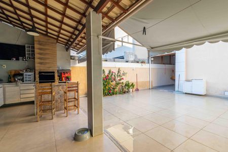 Casa de condomínio à venda com 270m², 4 quartos e 2 vagas Casa de condomínio à venda com 270m², 4 quartos e 2 vagasÁrea comum