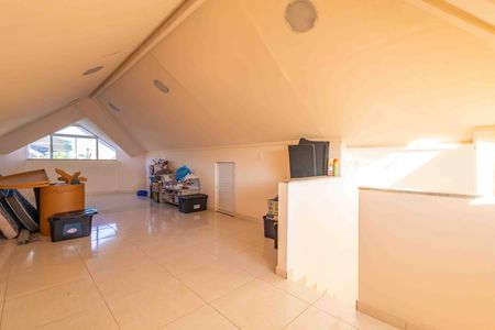 Casa de condomínio à venda com 270m², 4 quartos e 2 vagas Casa de condomínio à venda com 270m², 4 quartos e 2 vagasSótão