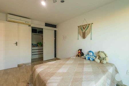 Casa de condomínio à venda com 270m², 4 quartos e 2 vagas Casa de condomínio à venda com 270m², 4 quartos e 2 vagasSuíte 2