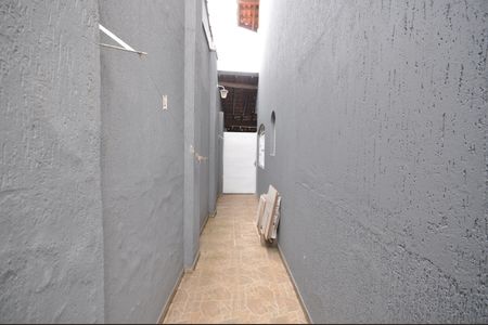 Casa à venda com 101m², 2 quartos e 2 vagasCorredor lateral