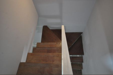 Casa à venda com 101m², 2 quartos e 2 vagasEscada