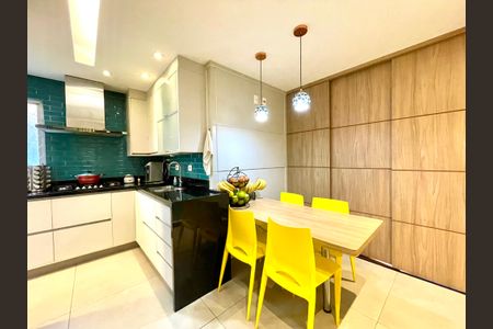 Apartamento à venda com 124m², 3 quartos e 2 vagas Apartamento à venda com 124m², 3 quartos e 2 vagasCozinha