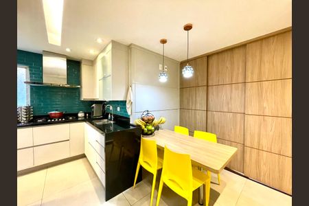 Apartamento à venda com 124m², 3 quartos e 2 vagas Apartamento à venda com 124m², 3 quartos e 2 vagasCozinha