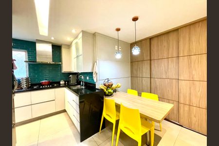 Apartamento à venda com 124m², 3 quartos e 2 vagas Apartamento à venda com 124m², 3 quartos e 2 vagasCozinha