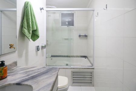 Apartamento à venda com 124m², 3 quartos e 2 vagas Apartamento à venda com 124m², 3 quartos e 2 vagasBanheiro da Suíte 1