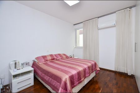 Casa à venda com 360m², 5 quartos e 4 vagas Casa à venda com 360m², 5 quartos e 4 vagasSuíte