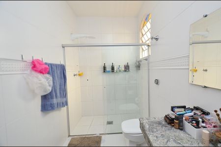 Casa à venda com 360m², 5 quartos e 4 vagas Casa à venda com 360m², 5 quartos e 4 vagasBanheiro Social 2