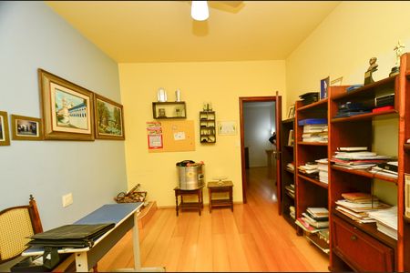 Casa à venda com 360m², 5 quartos e 4 vagas Casa à venda com 360m², 5 quartos e 4 vagasQuarto 3