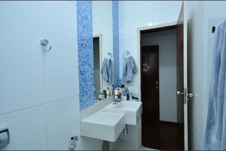 Casa à venda com 360m², 5 quartos e 4 vagas Casa à venda com 360m², 5 quartos e 4 vagasBanheiro Suíte