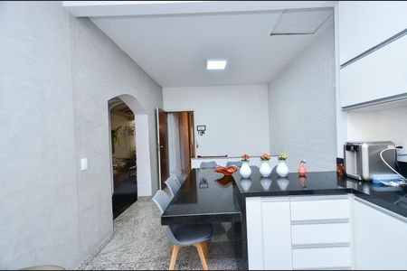 Casa à venda com 360m², 5 quartos e 4 vagas Casa à venda com 360m², 5 quartos e 4 vagasCozinha