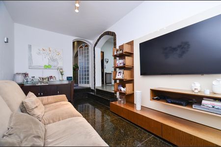 Casa à venda com 360m², 5 quartos e 4 vagas Casa à venda com 360m², 5 quartos e 4 vagasSala de tv