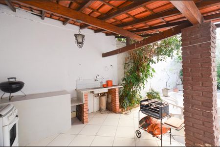 Casa à venda com 360m², 5 quartos e 4 vagas Casa à venda com 360m², 5 quartos e 4 vagasÁrea externa