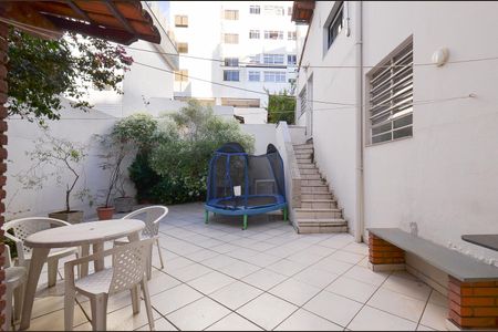 Casa à venda com 360m², 5 quartos e 4 vagas Casa à venda com 360m², 5 quartos e 4 vagasÁrea externa