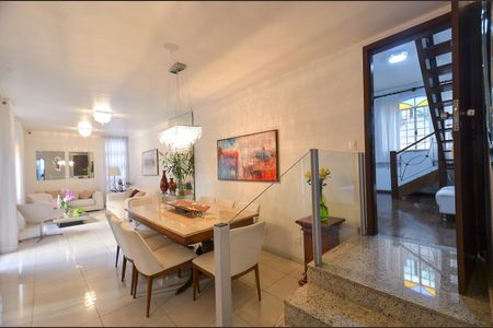 Casa à venda com 360m², 5 quartos e 4 vagas Casa à venda com 360m², 5 quartos e 4 vagasSala de estar