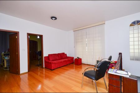 Casa à venda com 360m², 5 quartos e 4 vagas Casa à venda com 360m², 5 quartos e 4 vagasSala do 2º piso