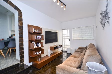 Casa à venda com 360m², 5 quartos e 4 vagas Casa à venda com 360m², 5 quartos e 4 vagasSala de tv