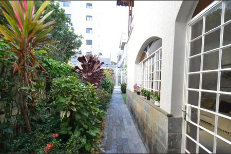 Casa à venda com 360m², 5 quartos e 4 vagas Casa à venda com 360m², 5 quartos e 4 vagasEntrada da casa