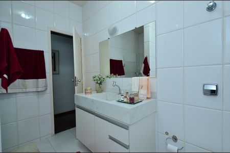 Casa à venda com 360m², 5 quartos e 4 vagas Casa à venda com 360m², 5 quartos e 4 vagasBanheiro Social 1