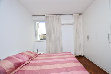 Casa à venda com 360m², 5 quartos e 4 vagas Casa à venda com 360m², 5 quartos e 4 vagasSuíte