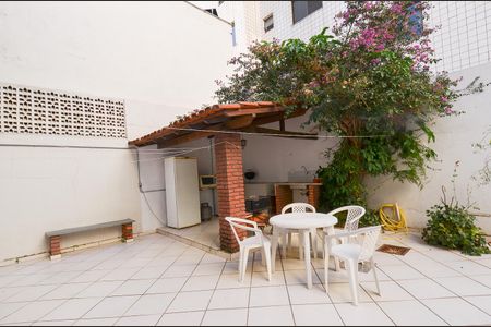 Casa à venda com 360m², 5 quartos e 4 vagas Casa à venda com 360m², 5 quartos e 4 vagasÁrea externa