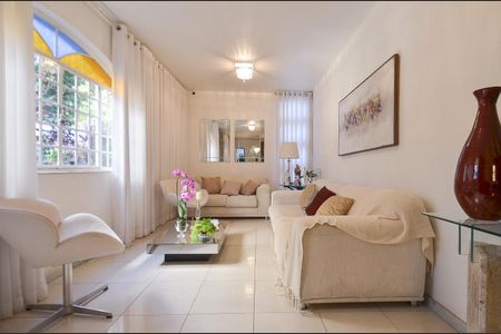 Casa à venda com 360m², 5 quartos e 4 vagas Casa à venda com 360m², 5 quartos e 4 vagasSala de estar