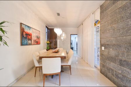 Casa à venda com 360m², 5 quartos e 4 vagas Casa à venda com 360m², 5 quartos e 4 vagasSala de estar