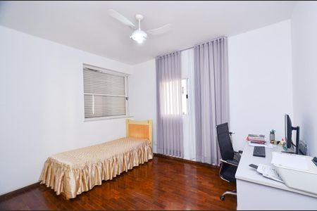 Casa à venda com 360m², 5 quartos e 4 vagas Casa à venda com 360m², 5 quartos e 4 vagasQuarto 2