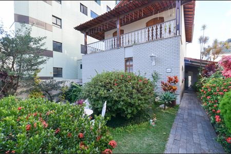 Casa à venda com 360m², 5 quartos e 4 vagas Casa à venda com 360m², 5 quartos e 4 vagasEntrada da casa