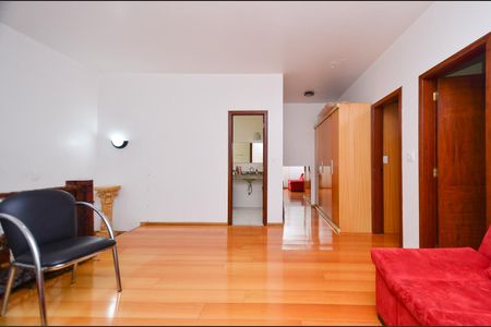 Casa à venda com 360m², 5 quartos e 4 vagas Casa à venda com 360m², 5 quartos e 4 vagasSala do 2º piso