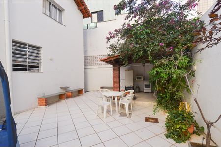 Casa à venda com 360m², 5 quartos e 4 vagas Casa à venda com 360m², 5 quartos e 4 vagasÁrea externa