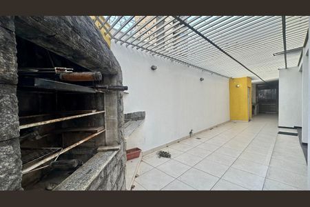 Casa à venda com 321m², 4 quartos e 4 vagas Casa à venda com 321m², 4 quartos e 4 vagasLateral da casa