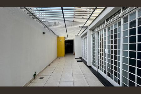 Casa à venda com 321m², 4 quartos e 4 vagas Casa à venda com 321m², 4 quartos e 4 vagasLateral da casa