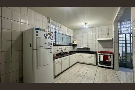 Casa à venda com 321m², 4 quartos e 4 vagas Casa à venda com 321m², 4 quartos e 4 vagasCozinha
