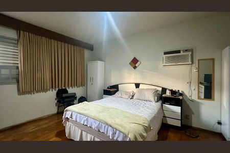 Casa à venda com 321m², 4 quartos e 4 vagas Casa à venda com 321m², 4 quartos e 4 vagasSuíte