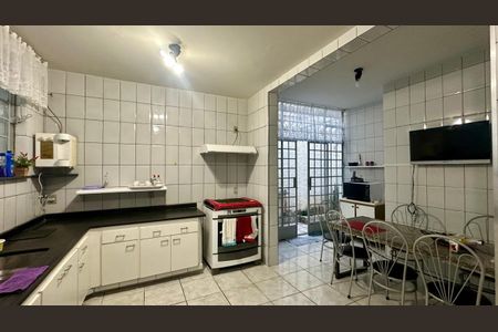 Casa à venda com 321m², 4 quartos e 4 vagas Casa à venda com 321m², 4 quartos e 4 vagasCozinha