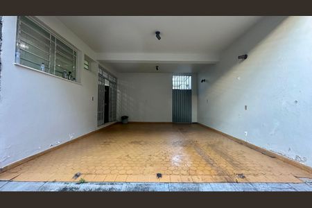 Casa à venda com 321m², 4 quartos e 4 vagas Casa à venda com 321m², 4 quartos e 4 vagasVagas de garagem