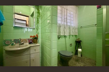 Casa à venda com 321m², 4 quartos e 4 vagas Casa à venda com 321m², 4 quartos e 4 vagasBanheiro